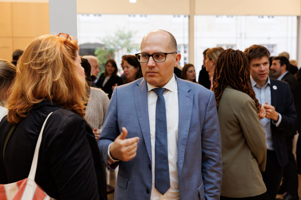 Un participant échange avec une invitée au Sommet de la Transformation au 3 Mazarium à Paris, en novembre 2025