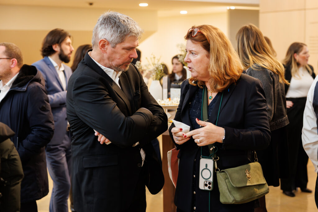 Deux participants échangent lors du Sommet de la Transformation au 3 Mazarium à Paris, en novembre 2025