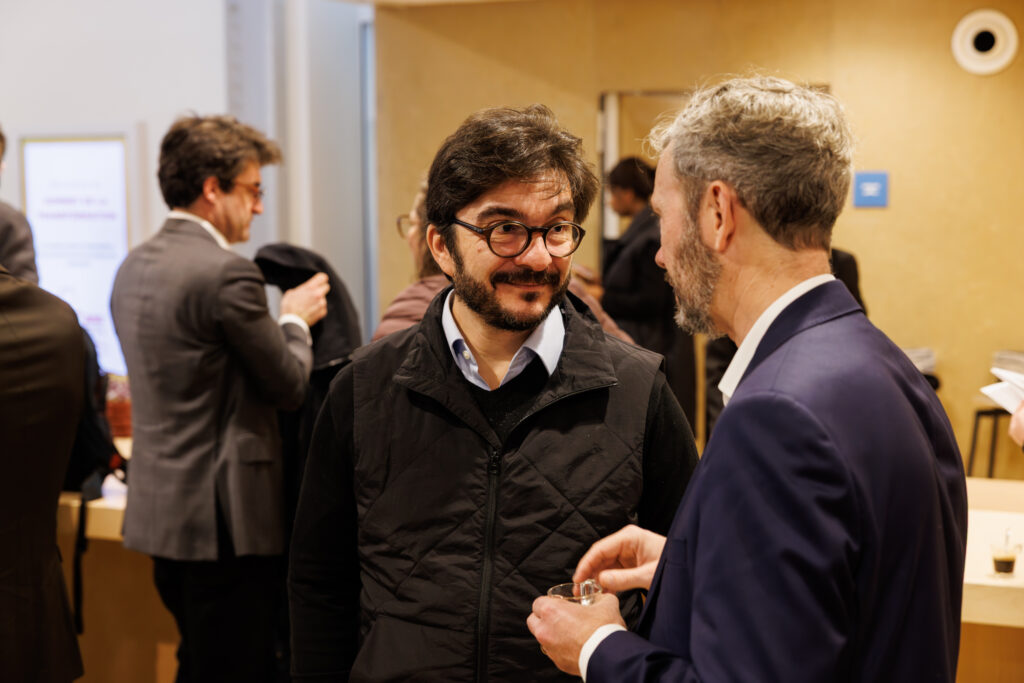 Deux participants échangeant lors du Sommet de la Transformation au 3 Mazarium à Paris, en novembre 2025