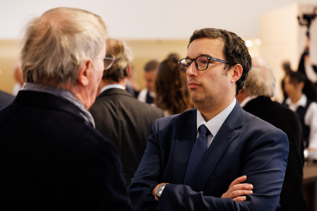 Deux participants échangeant lors du Sommet de la Transformation au 3 Mazarium à Paris, en novembre 2025