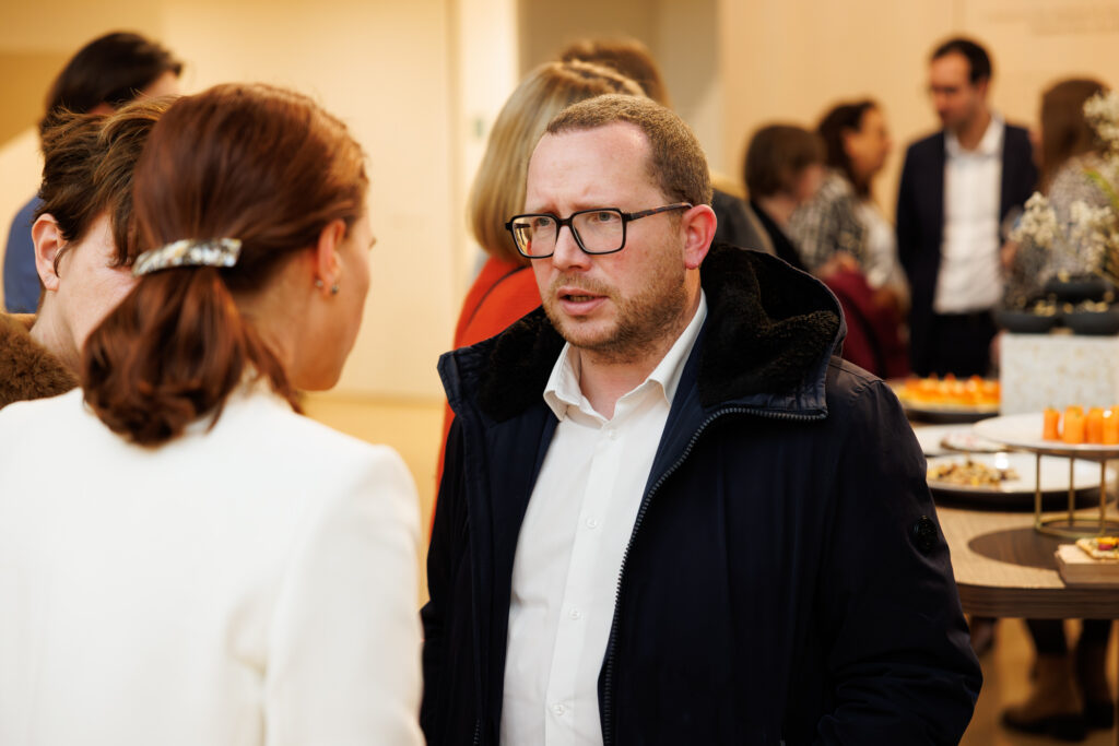 Un participant échange avec une invitée au Sommet de la Transformation à Paris, en novembre 2025