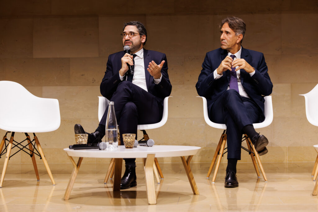 Deux intervenants échangeant sur scène au Sommet de la Transformation, à Paris en novembre 2025