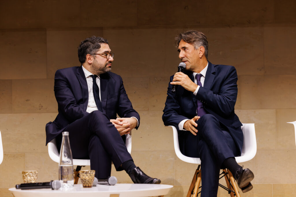 Deux intervenants échangent sur scène au Sommet de la Transformation au 3 Mazarium à Paris, en novembre 2025