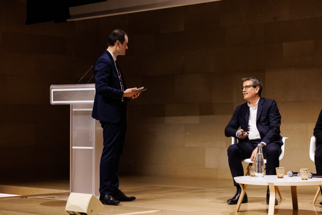 Un intervenant s’adresse à un participant lors du Sommet de la Transformation au 3 Mazarium à Paris, en novembre 2025