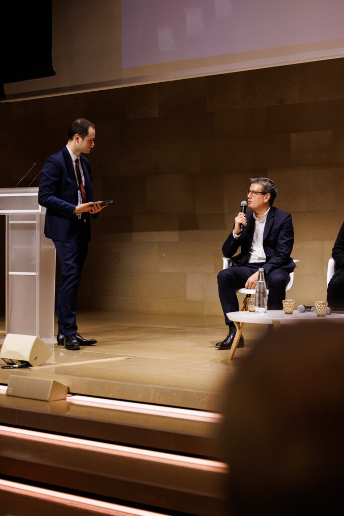 Deux intervenants échangeant sur scène au Sommet de la Transformation à Paris, en novembre 2025