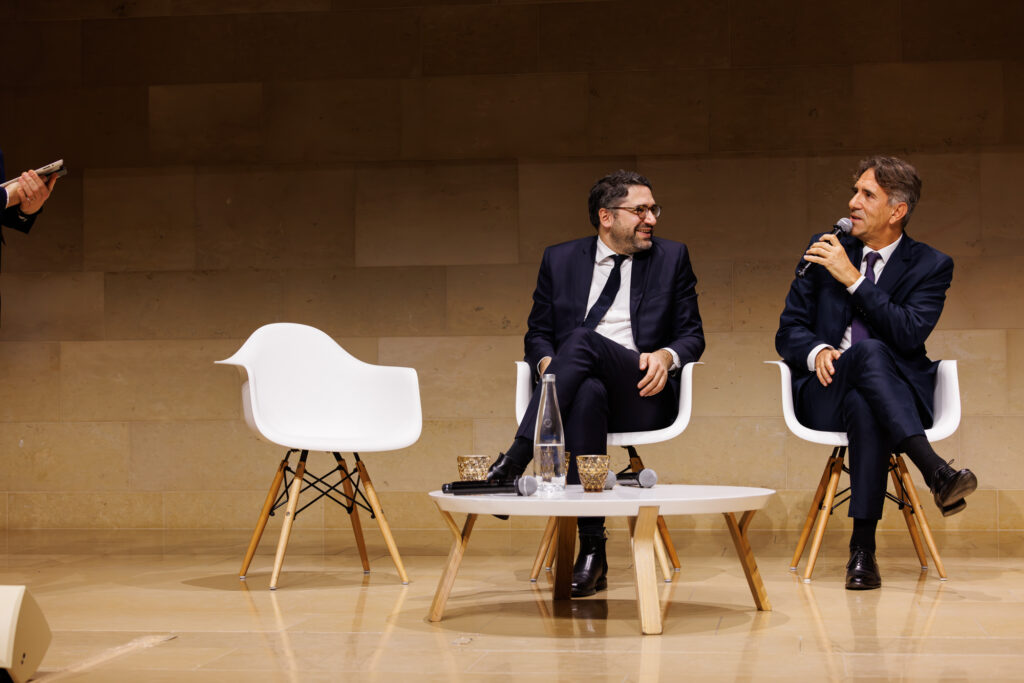 Deux intervenants échangeant sur scène au Sommet de la Transformation au 3 Mazarium à Paris, novembre 2025