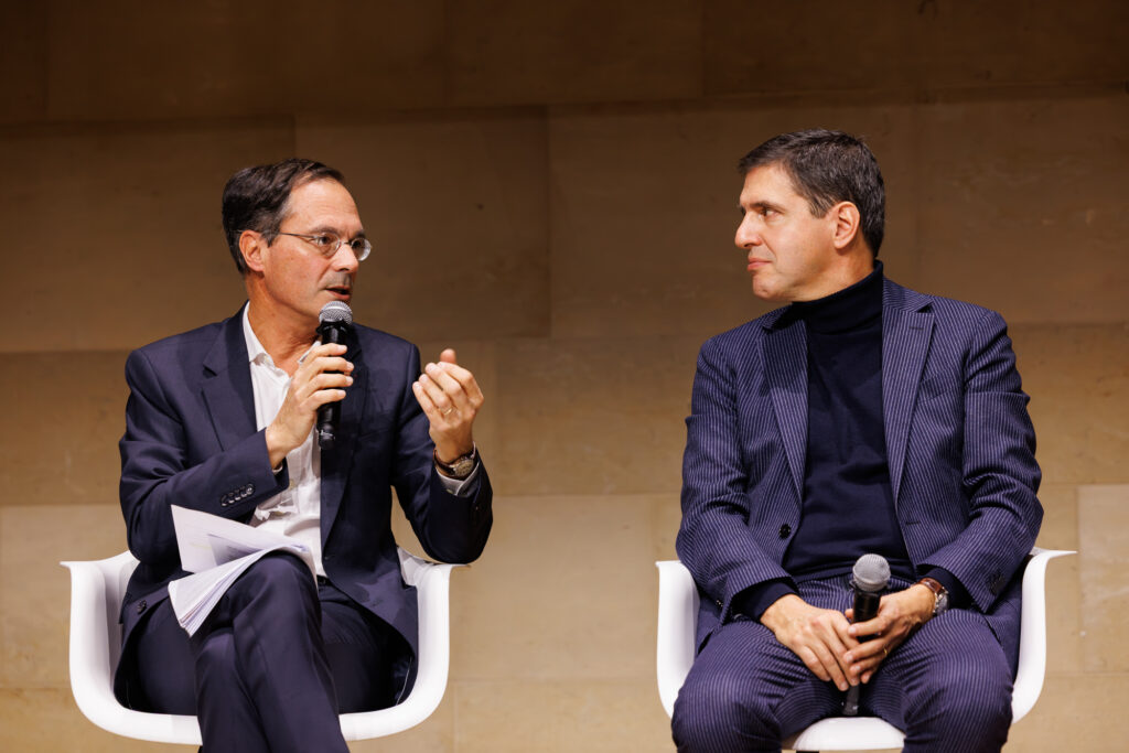 Deux intervenants échangeant sur scène au Sommet de la Transformation à Paris, en novembre 2025