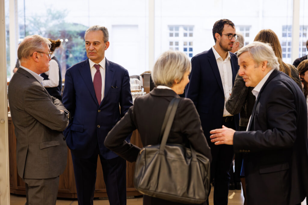 Participants échangeant lors du Sommet de la Transformation au 3 Mazarium à Paris, en novembre 2025