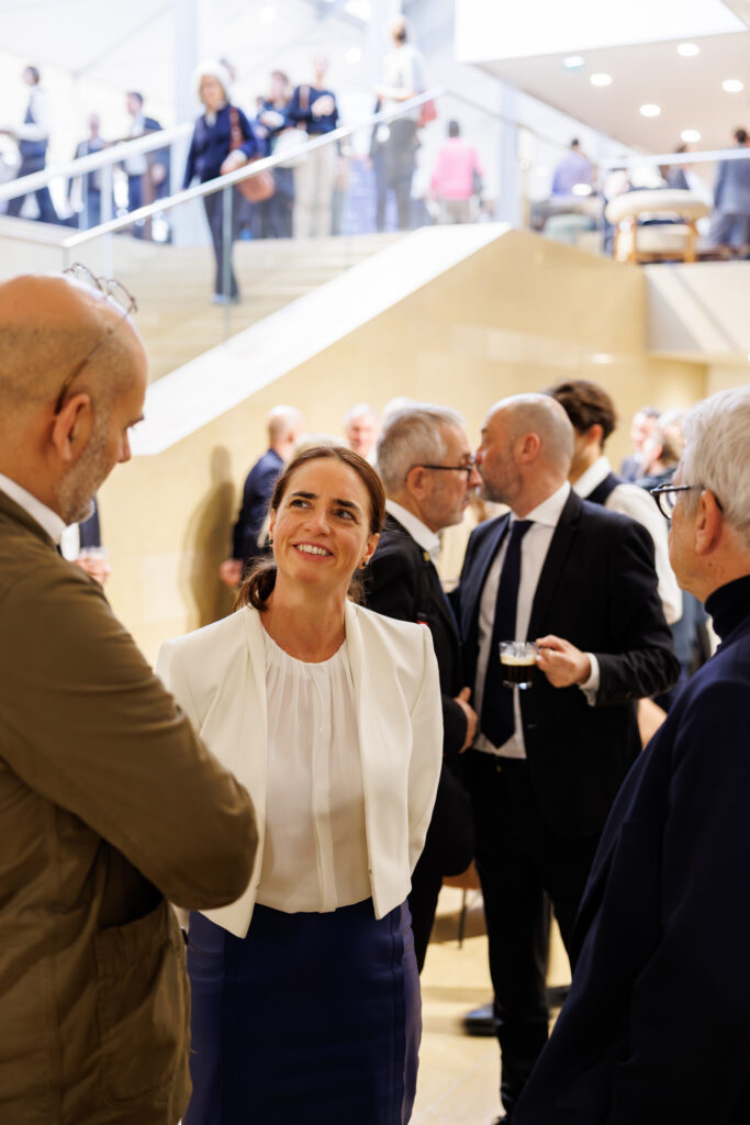 Participants échangeant lors du Sommet de la Transformation au 3 Mazarium à Paris, en novembre 2025