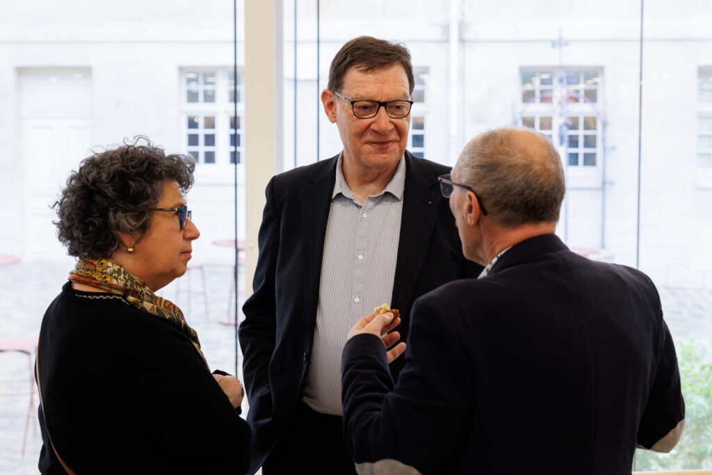 Trois participants échangeant lors du Sommet de la Transformation au 3 Mazarium à Paris, en novembre 2025
