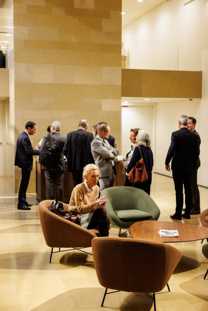 Participants échangeant au 3 Mazarium à Paris lors du Sommet de la Transformation, en novembre 2025