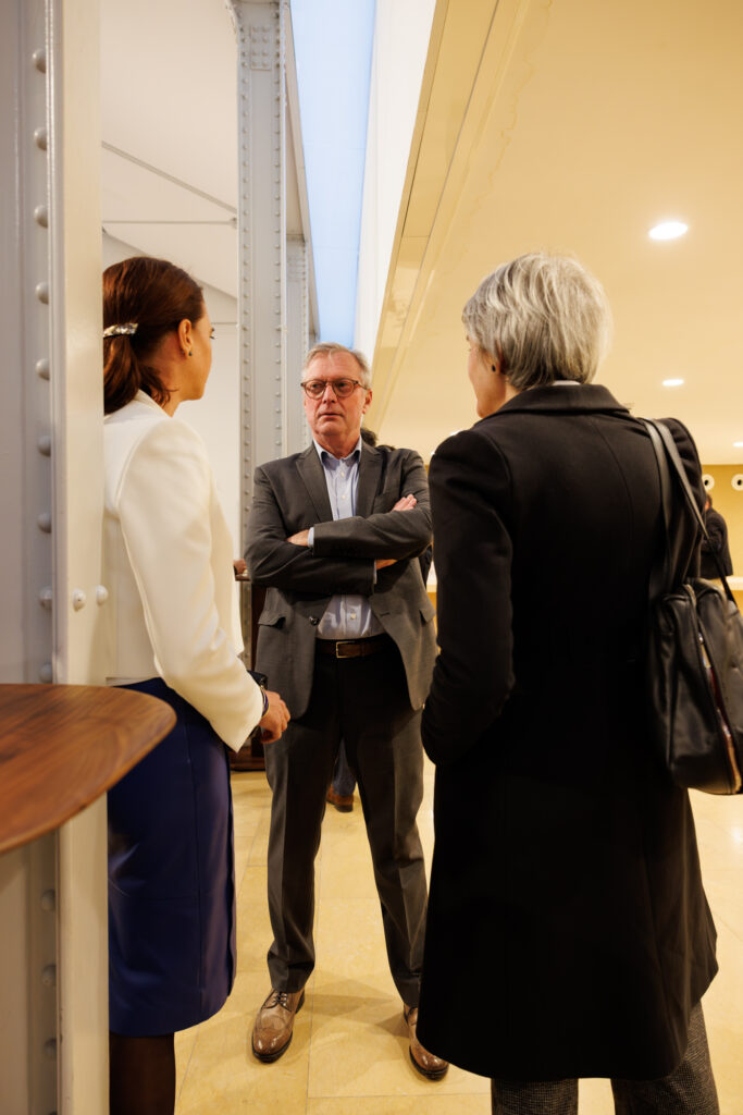 Trois participants échangeant au Sommet de la Transformation au 3 Mazarium à Paris, en novembre 2025
