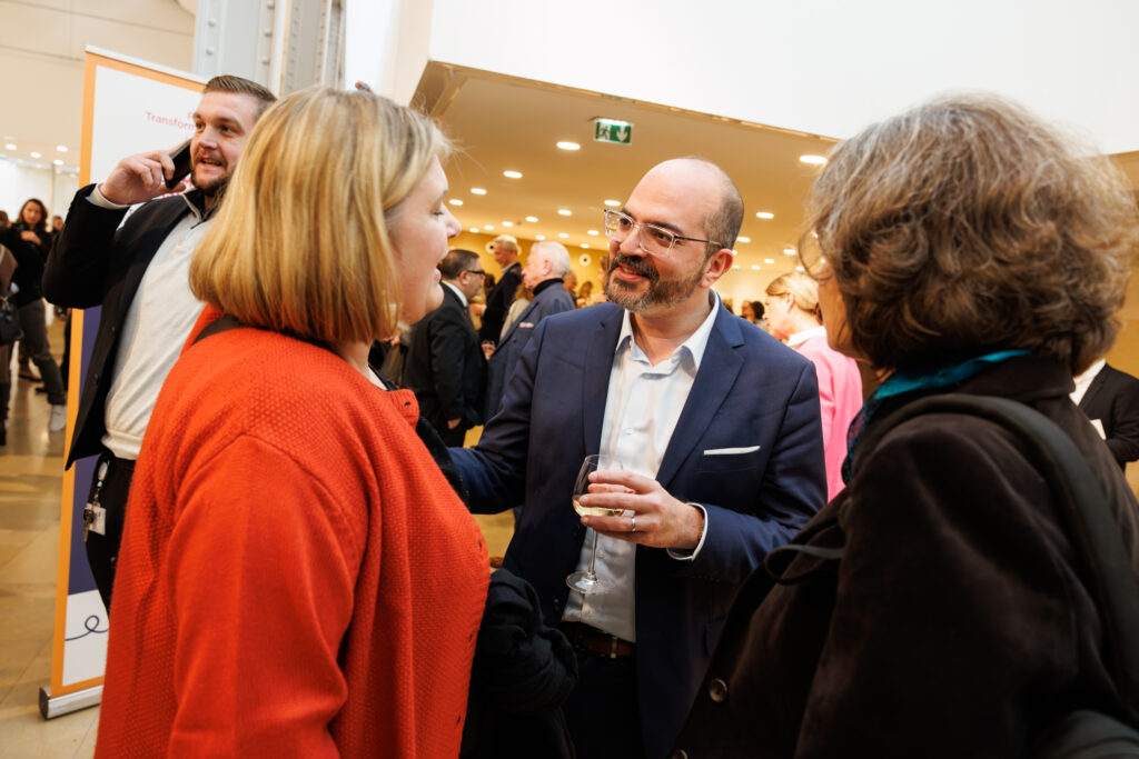 Trois participants échangeant lors du Sommet de la Transformation au 3 Mazarium à Paris, en novembre 2025
