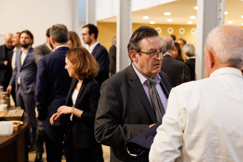 Participants échangeant lors du Sommet de la Transformation au 3 Mazarium à Paris, en novembre 2025