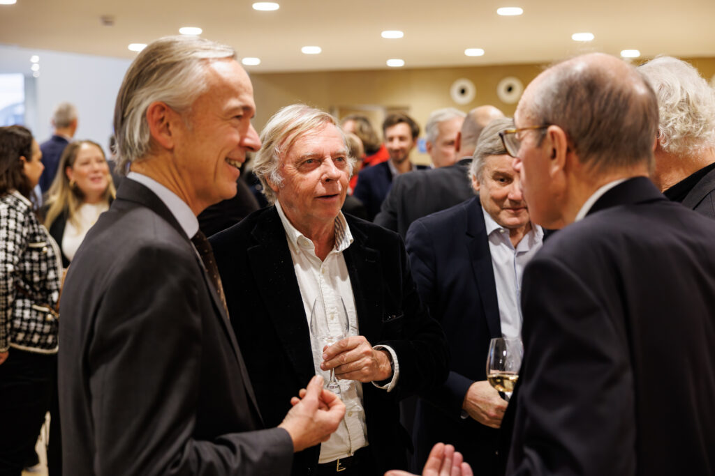 Participants échangeant lors du Sommet de la Transformation au 3 Mazarium à Paris, en novembre 2025