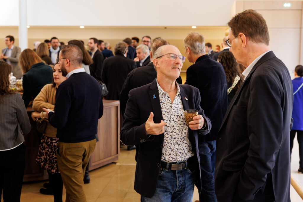 Participants échangeant lors du Sommet de la Transformation au 3 Mazarium à Paris, en novembre 2025