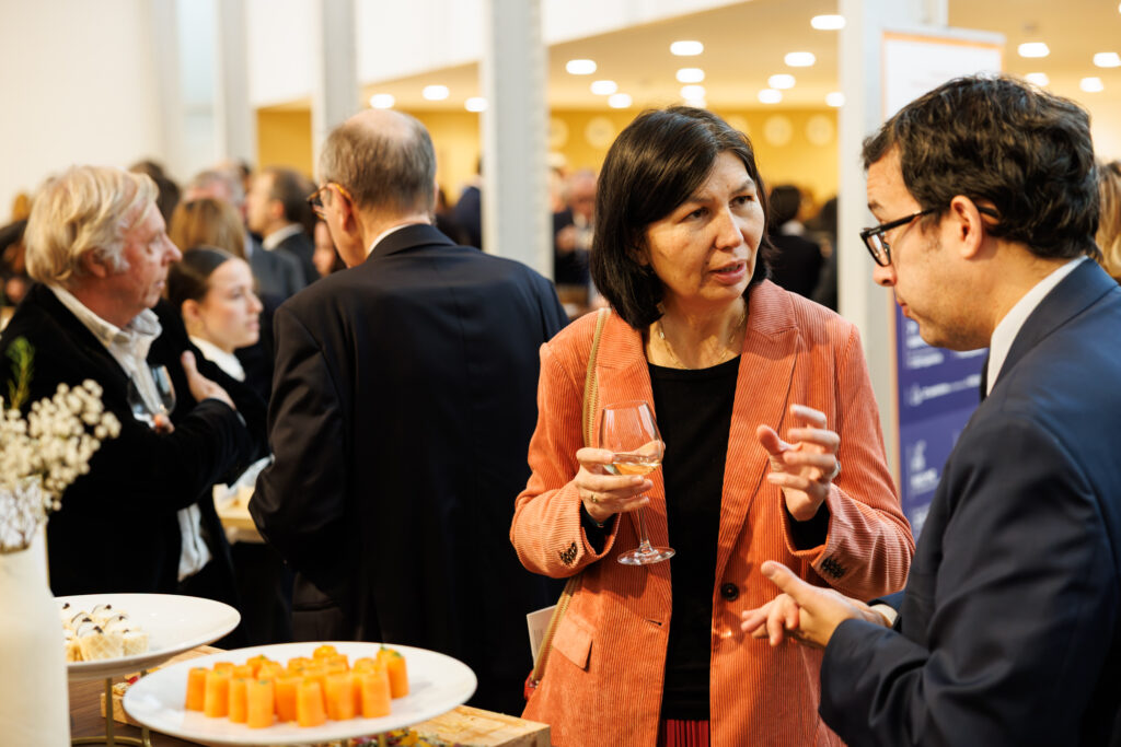 Participants échangeant autour d’un verre lors du Sommet de la Transformation à Paris, en novembre 2025