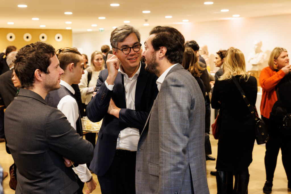 Trois participants échangent au Sommet de la Transformation au 3 Mazarium à Paris, en novembre 2025