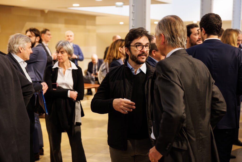 Participants échangeant lors du Sommet de la Transformation au 3 Mazarium à Paris, en novembre 2025