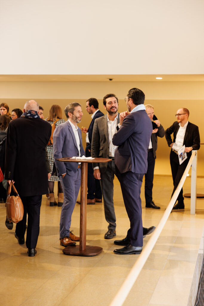 Participants échangeant au Sommet de la Transformation au 3 Mazarium à Paris, en novembre 2025