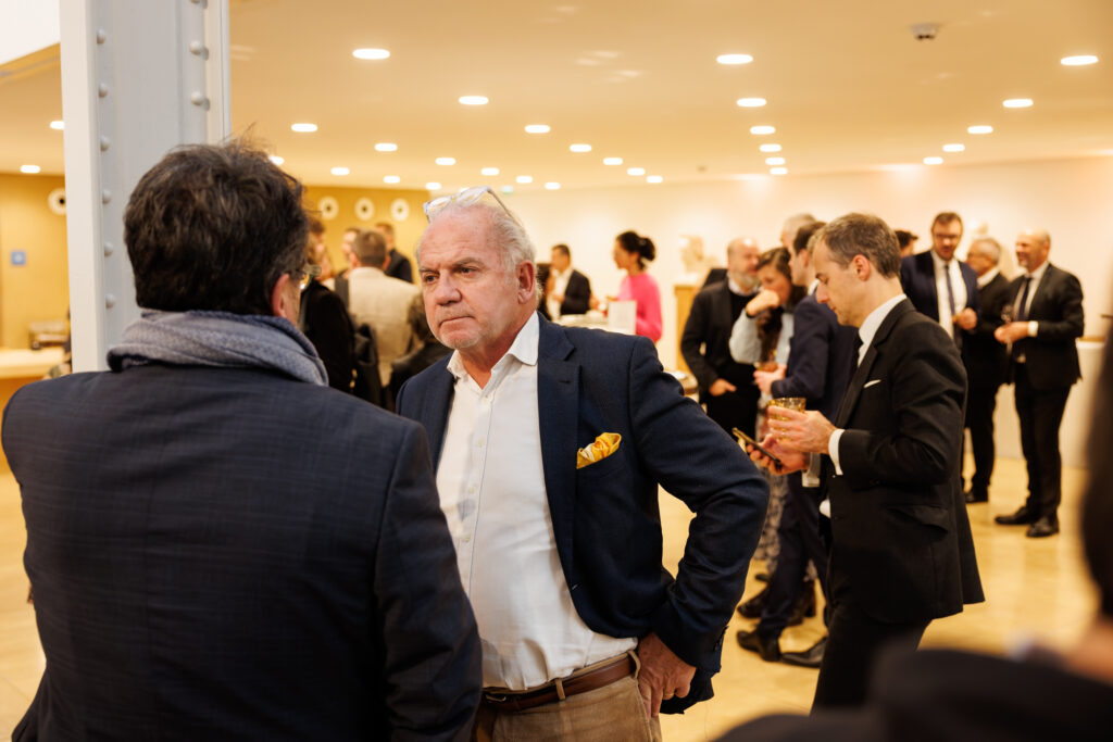 Participants échangeant au Sommet de la Transformation au 3 Mazarium à Paris, en novembre 2025