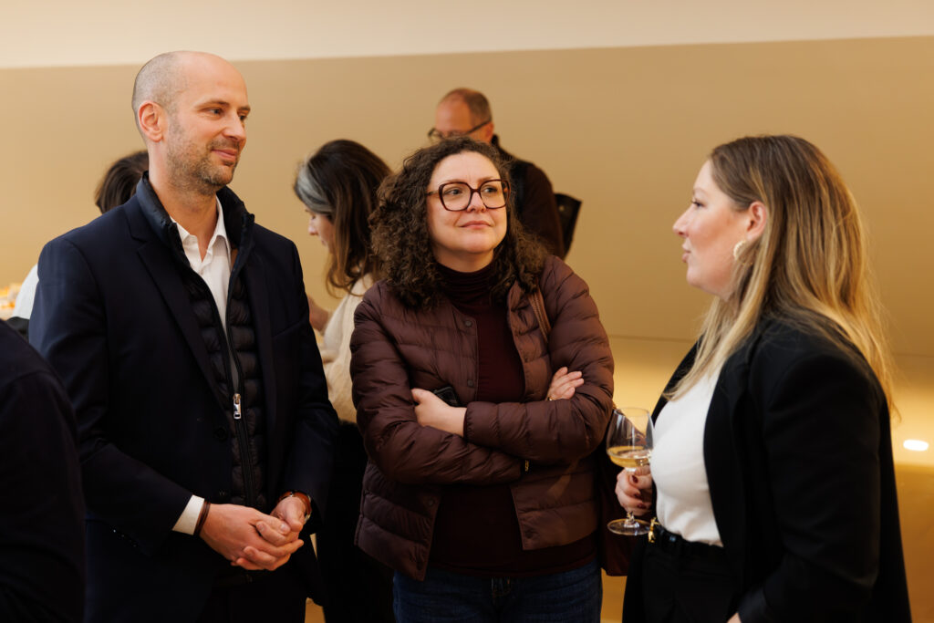 Trois participants échangeant lors du Sommet de la Transformation au 3 Mazarium à Paris, en novembre 2025