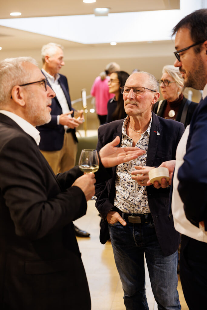 Participants échangeant lors du Sommet de la Transformation au 3 Mazarium à Paris, en novembre 2025