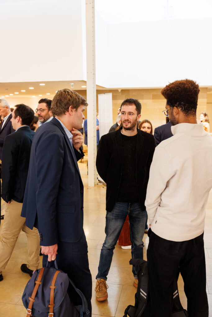 Participants échangeant au Sommet de la Transformation au 3 Mazarium à Paris, en novembre 2025