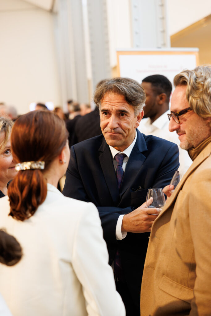 Participants échangeant lors du Sommet de la Transformation au 3 Mazarium à Paris, en novembre 2025