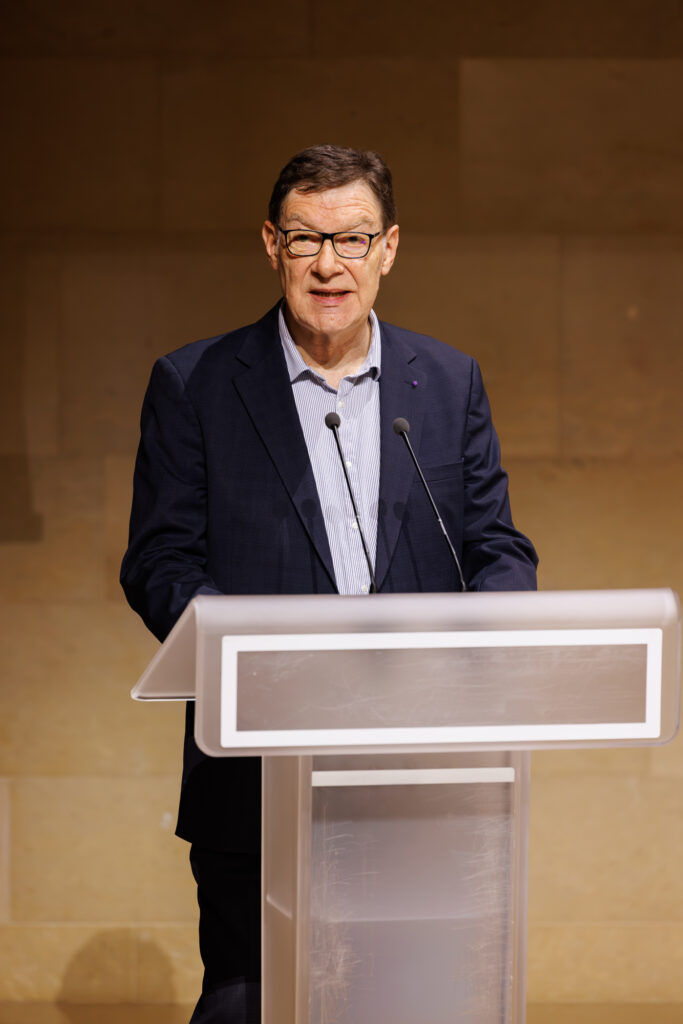 Intervenant prenant la parole au Sommet de la Transformation au 3 Mazarium à Paris, en novembre 2025