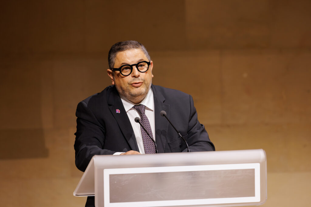 Intervenant prenant la parole au Sommet de la Transformation au 3 Mazarium à Paris, en novembre 2025