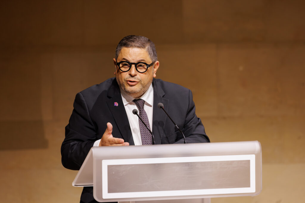 Intervenant prenant la parole au Sommet de la Transformation au 3 Mazarium à Paris, en novembre 2025