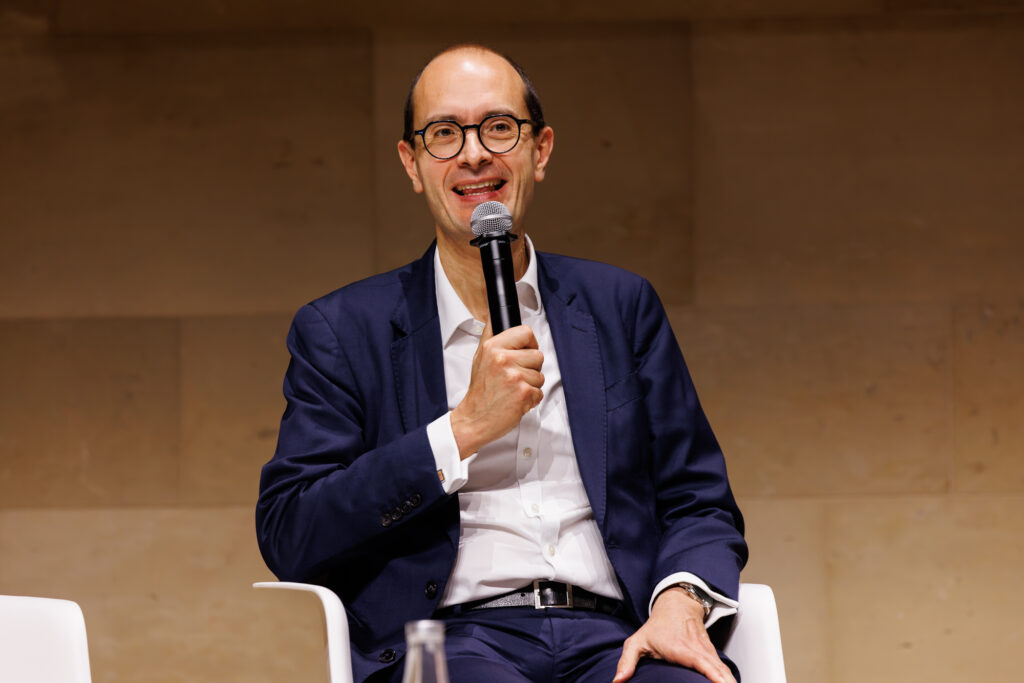 Intervenant prenant la parole au Sommet de la Transformation au 3 Mazarium à Paris, en novembre 2025