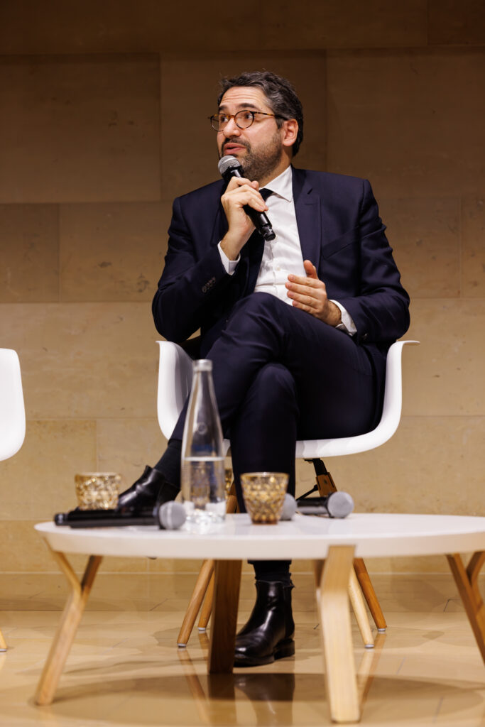 Intervenant au micro lors du Sommet de la Transformation au 3 Mazarium à Paris, en novembre 2025