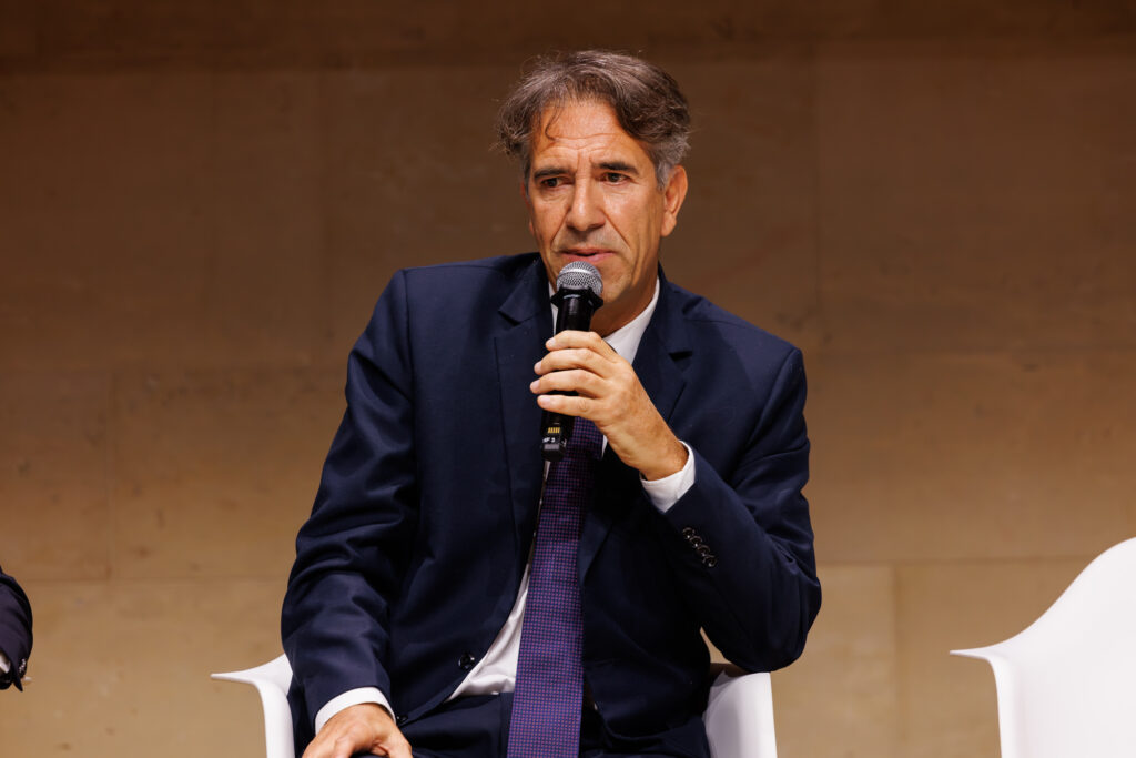 Un intervenant prend la parole au Sommet de la Transformation au 3 Mazarium à Paris, en novembre 2025