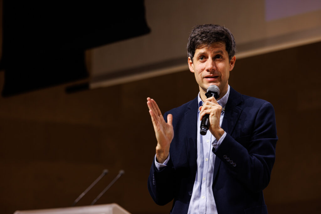Intervenant au micro lors du Sommet de la Transformation au 3 Mazarium à Paris, en novembre 2025