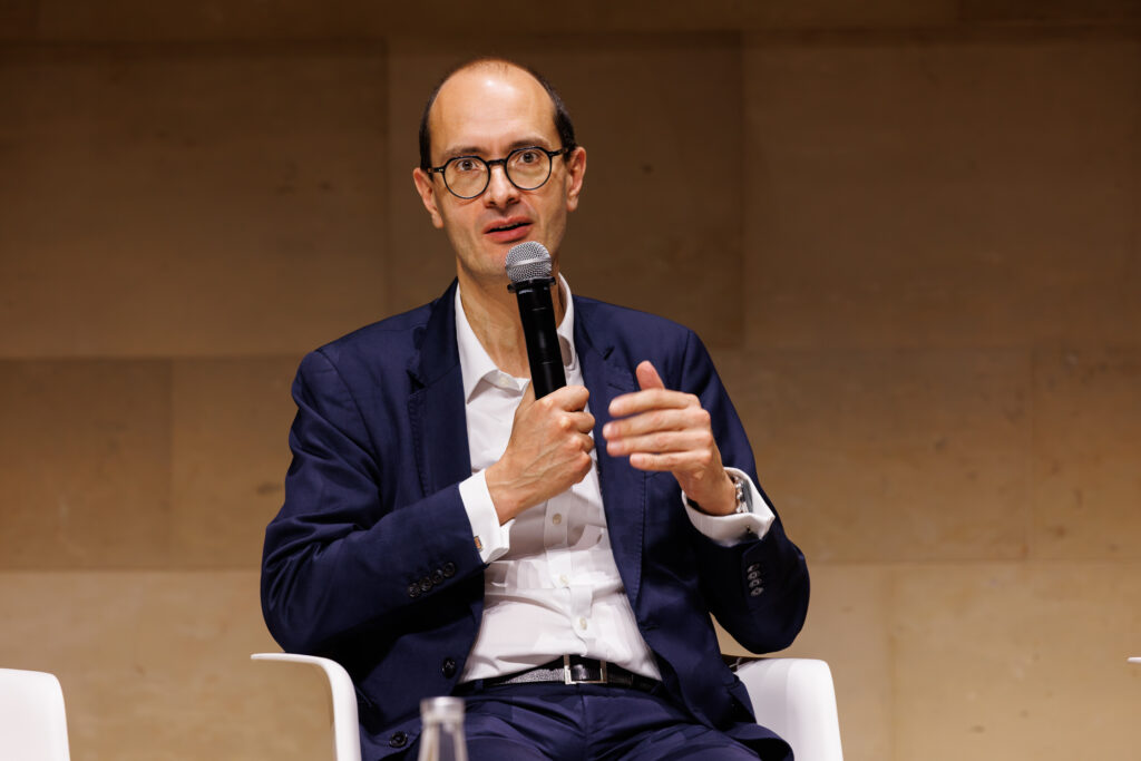 Un intervenant prend la parole au Sommet de la Transformation au 3 Mazarium à Paris, en novembre 2025