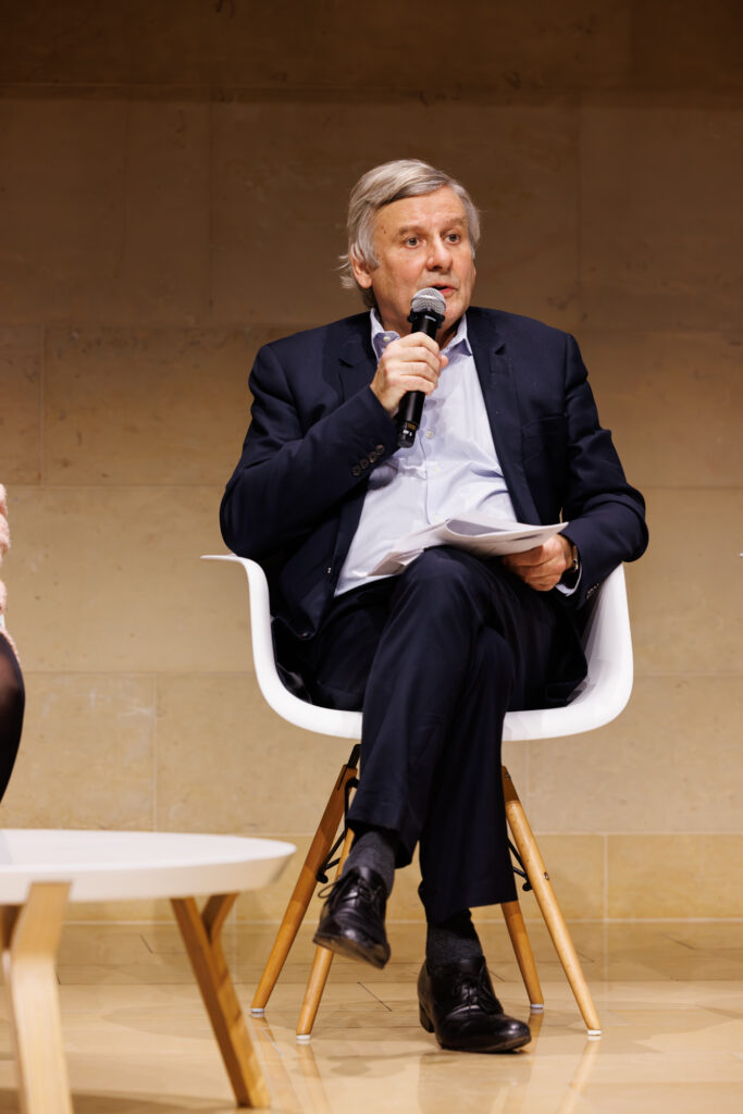 Intervenant prenant la parole au Sommet de la Transformation au 3 Mazarium à Paris, en novembre 2025