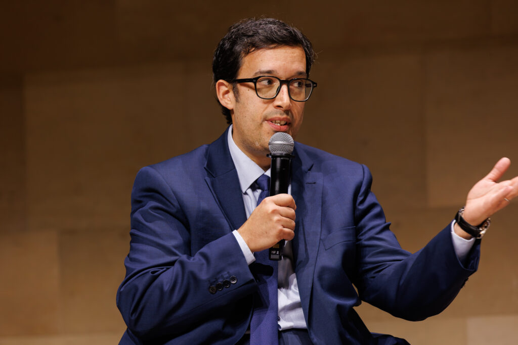 Intervenant prenant la parole au Sommet de la Transformation au 3 Mazarium à Paris, en novembre 2025
