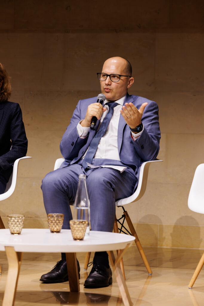 Intervenant prenant la parole au Sommet de la Transformation au 3 Mazarium à Paris, en novembre 2025