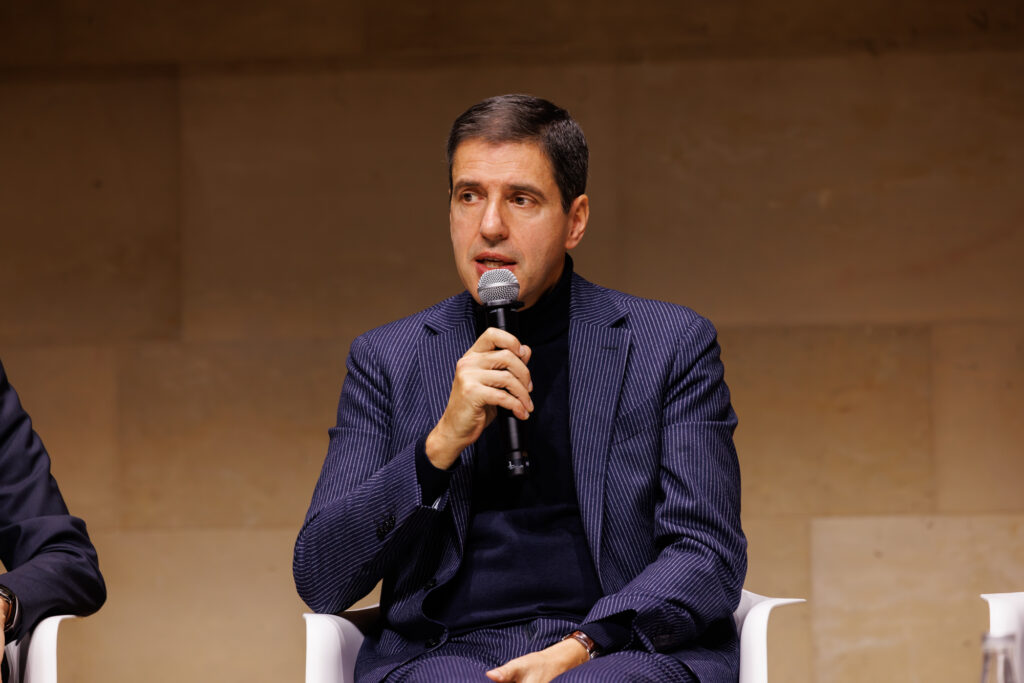 Intervenant prenant la parole au Sommet de la Transformation au 3 Mazarium à Paris, en novembre 2025