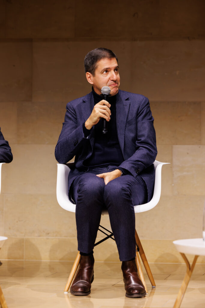 Intervenant prenant la parole au Sommet de la Transformation au 3 Mazarium à Paris, en novembre 2025