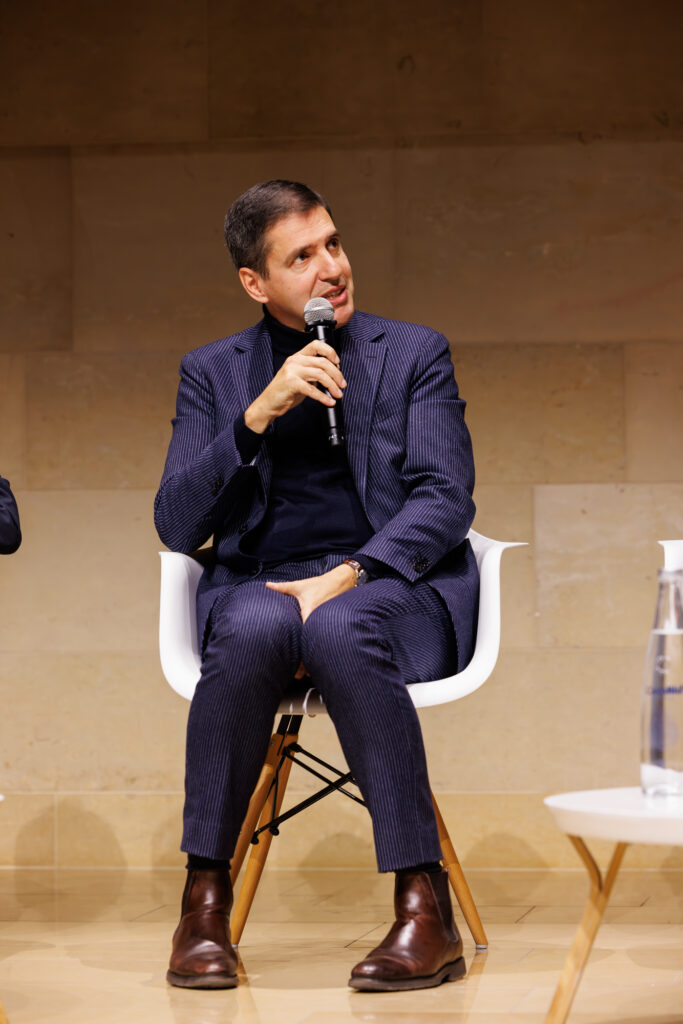 Intervenant prenant la parole au Sommet de la Transformation au 3 Mazarium à Paris, en novembre 2025