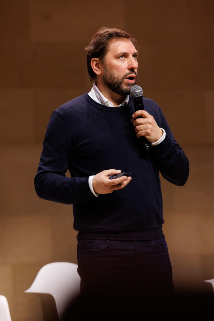 Intervenant prenant la parole au Sommet de la Transformation au 3 Mazarium à Paris, en novembre 2025