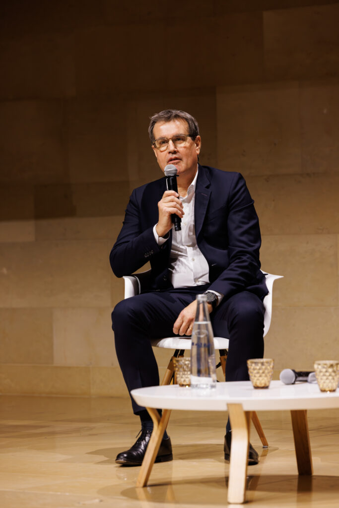 Intervenant assis prenant la parole au Sommet de la Transformation au 3 Mazarium à Paris, en novembre 2025