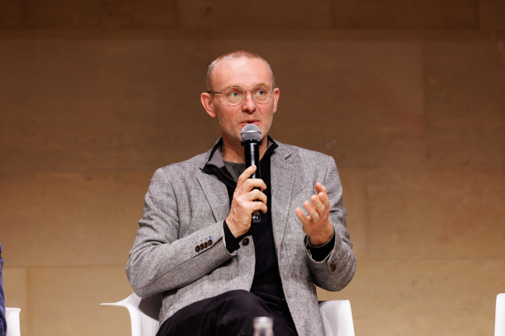 Intervenant prenant la parole au Sommet de la Transformation au 3 Mazarium à Paris, en novembre 2025