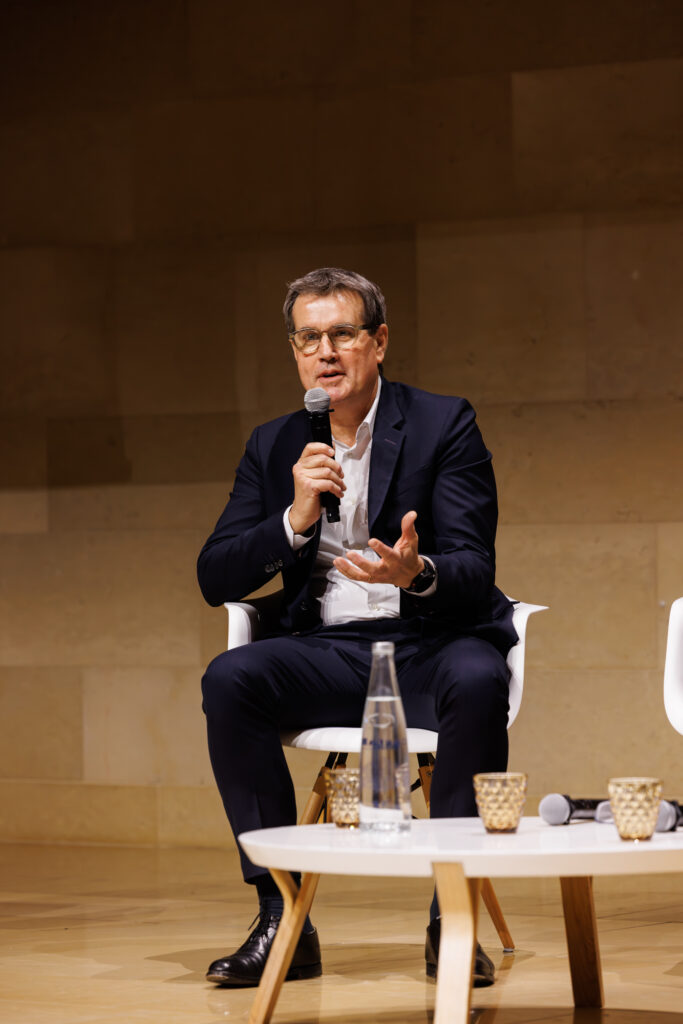 Intervenant prenant la parole au Sommet de la Transformation au 3 Mazarium à Paris, en novembre 2025