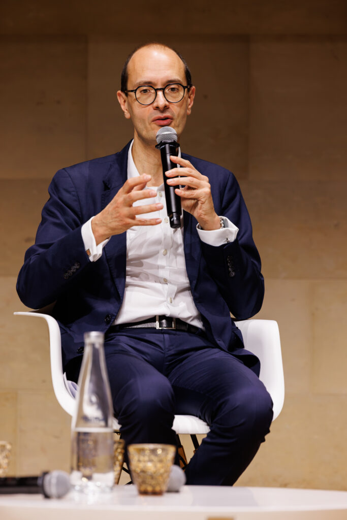 Intervenant prenant la parole au Sommet de la Transformation au 3 Mazarium à Paris, en novembre 2025