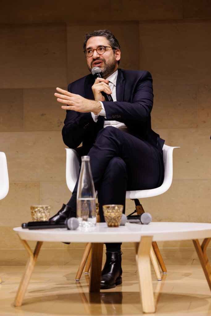 Un intervenant prenant la parole au Sommet de la Transformation au 3 Mazarium à Paris, en novembre 2025
