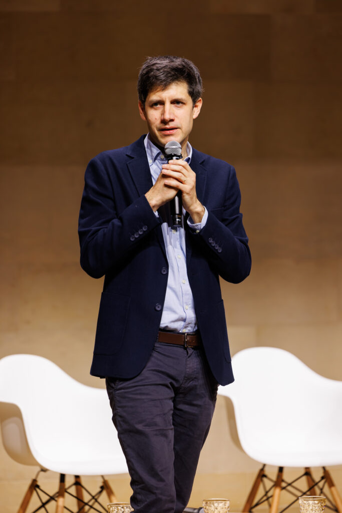 Intervenant prenant la parole au Sommet de la Transformation au 3 Mazarium à Paris, en novembre 2025